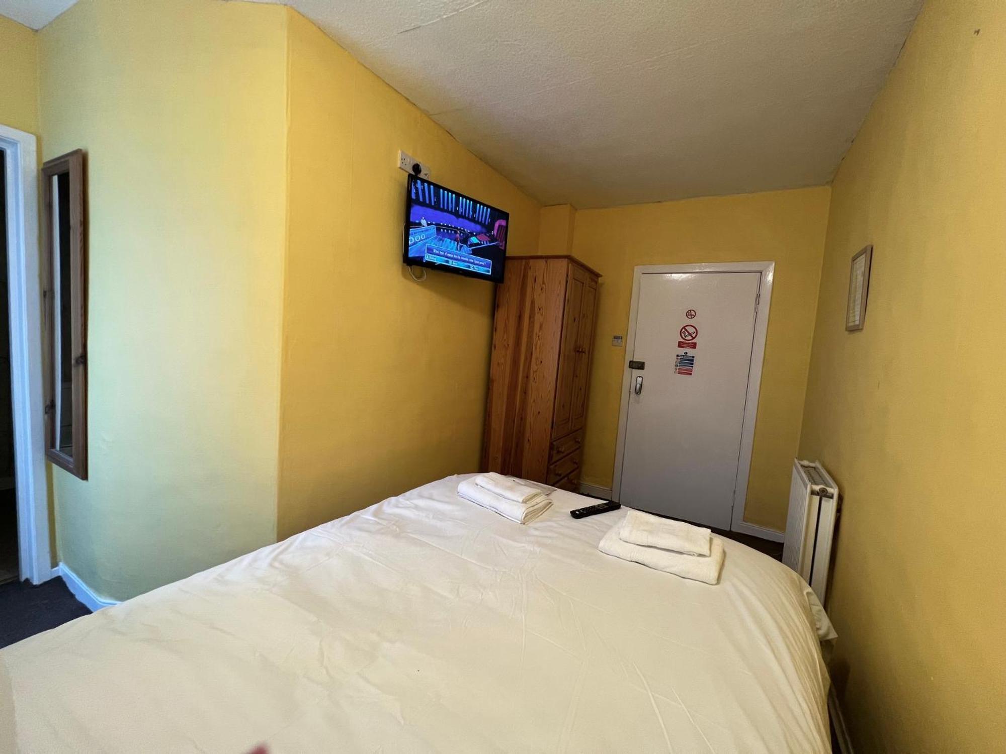 Self Check In Room Accommodation Only The Castle, Колдстрім Екстер'єр фото